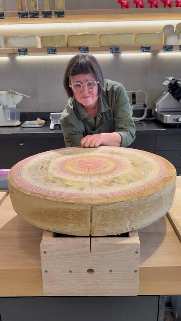 La fromagerie est un fitness comme un autre 😉
Qui a une idée du poids de cette meule ? #cheesecutting #lafruitierebrussels