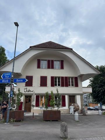 Il y a quelques jours à l’invitation à @jumi_ag Véro est partie dans la vallée d’Emmental pour visiter notre partenaire et faire la sélection annuelle de raclette pour l’hiver. Visites de productions et dégustations à gogo étaient au programme ! De jolies découvertes arriveront à Bruxelles pour la saison 😉
Merci Lukas et toute l’équipe pour l’accueil c’était comme chaque fois un plaisir !