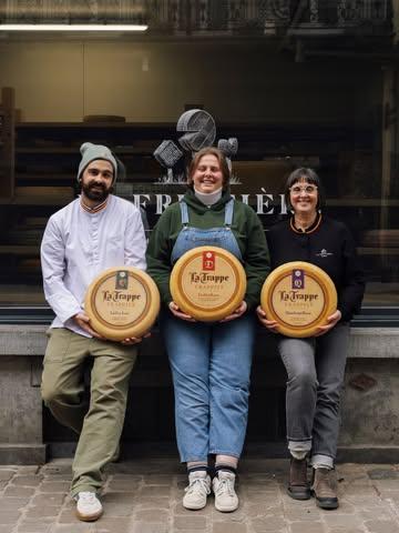 9 ans déjà ! 🎂
Cela fait neuf ans que nous avons ouvert les portes de La Fruitière !
Depuis cette semaine mémorable de juillet 2017, combien de meules avons-nous découpées ensemble ? Combien de litres de lambic avez-vous dégustés ? Combien de questions passionnantes nous avez-vous posées, déclenchant des débats enflammés ? Et ces jambons cuits, engloutis avec délice…
Pour tout cela, et bien plus encore, merci.
Merci pour votre présence, votre fidélité et votre confiance.
Nous sommes là tout l’été : venez en profiter, et fêter avec nous cette belle aventure !

📸 : @maurine.toussaint
