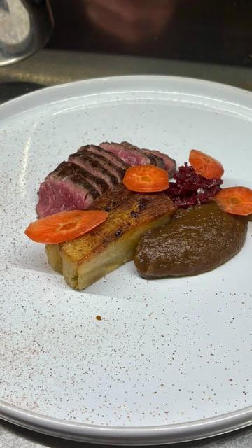 Nieuw hoofdgerecht om te komen ontdekken 😋 Hereford onglet op de bbq, pommes Anna, koningsoesterzwam en wortel 🥕 

Tot snel? Team Kruidtuin 💚

#kruidtuingent #kruidtuingentpresent #puurgent #quartiersintpieters #gaultmillau