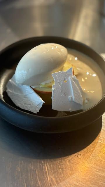 De overheerlijke cox appels hebben al een lange weg afgelegd vooraleer ze op jullie dessert bord belanden! Ben jij al komen proeven van de cox appel 🍎 met ijs van kardemom en meringue? 😋

#kruidtuingent #kruidtuingentpresent #puurgent #quartiersintpieters #gaultmillau