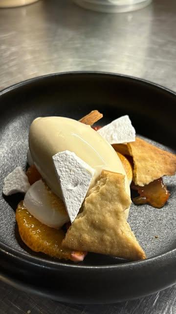 Nieuw dessertje: ijs van salie en bloedsinaas, meringue italienne en zanddeeg 🌿 🍊 #kruidtuingent #puurgent #stadgent #gaultmillau #visitgent