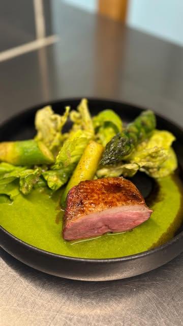 Eend uit Bekegem, groene asperge, daslook 🌿#puurgent #stadgent #gaultmillaugent #visitgent #restaurantgent