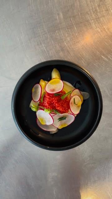 Witte asperge, lompviseitjes, zure room, radijsjes 🫜 #puurgent #stadgent #gaultmillau #visitgent #restaurantgent