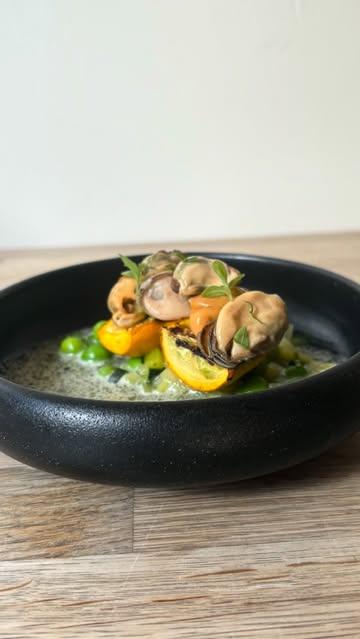 Courgette op de bbq, doperwt, tuinboon, mossel en verveine 🌿#puurgent #stadgent #gaultmillau #visitgent #restaurantgent