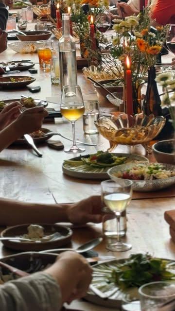 Arrancamos el año con nuestra primera colaboración junto a Jakub de Soixante, Bélgica

Creemos que la mesa está hecha para compartir, para reunir personas de distintos contextos, no solo como comensales, sino también dentro de nuestra cocina

Cada servicio nos recuerda por qué hacemos esto. La gente llega como extraños y poco a poco se convierte en conocidos, en amigos, en comunidad

Así es como entendemos lo que hacemos, una cocina que conecta desde lo local hacia lo que sea posible, cruzando fronteras a través de la mesa

Esto fue solo el inicio

Estén atentos a las próximas fechas, nos emociona mucho lo que viene y seguir recibiendo gente de todos lados en casa 💚.