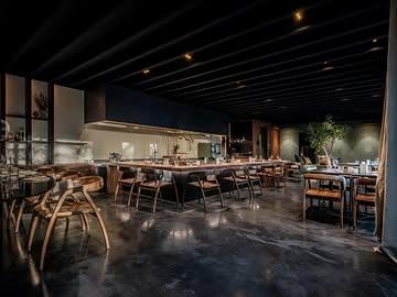 Wanneer je langs de statige villa in Sint-Amandsberg loopt, moet je al heel opmerkzaam zijn om te zien dat er ook een restaurant huist. Een beetje mysterie zorgt voor aantrekkingskracht, maar eens binnen bij @commotie_ ontvouwt zich in de open keuken een spektakel waar geen culinair geheim bewaard blijft. 

Lees het hele verhaal van Commotie op www.square-melon.be of via de #linkinbio. 

#zaakintvizier