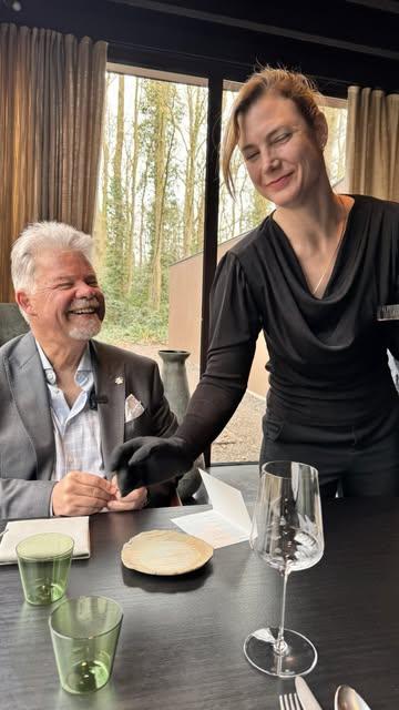 🛎️Gaan Eten @commotie_ 🌿

Ik zat niet alleen aan tafel bij Commotie.Mijn mystery guest proefde, keek rond, luisterde…en zei op het einde simpelweg dit:

👉 “Gaan Eten bij Commotie is voor mij een ontdekking, een unieke ervaring met een goeie prijs/kwaliteit. Die chef heeft wel wat!”

Hierbij de conclusie van ex-inspecteur- directeur @michelinguide - Benelux @werner_loens 

#gaaneten #commotie  #openvuur #finedining #gastronomie