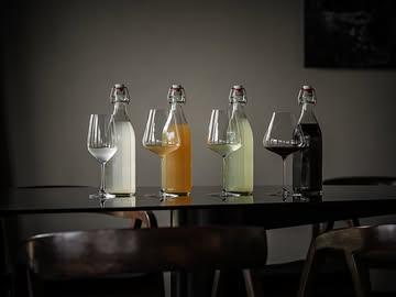 OUR ‘NON-ALCOHOLIC DRINKS’ MASTERCLASS IS BACK 💥

Apparently the first one left people thirsty for more…

On April 1st we’re hosting a second masterclass dedicated to the world of non-alcoholic drinks. During this afternoon we’ll explore different techniques behind our house juices: fermentation, kombucha, teas, infusions and other ways to build complex alcohol-free drinks.

We’ll also share a few recipes you can easily recreate at home.

Expect three hours of tasting, learning and experimenting - paired with a selection of small bites of our evening menu by chef @thomasgellynck 

📅 April 1st / 13:30-16:30

Limited seats available. 
Book your spot through our website
🔜 www.commotiegent.be/masterclasses