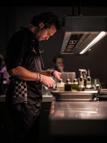 We’re still looking for an extra pair of talented hands in the kitchen. 👋🏻

Sous-chef or Chef de partie, ready to dive in the madness?

Are you:

- Passionate about food
- Up for a challenge
- Down for a 4-day workweek

Do you have:

- A sense of humour (goes a long way)
- ⁠A strong gastronomy background

Interested, or know someone who might be? 

📧 lara@commotiegent.be