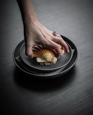 The guessing game is back while the scallop season is coming to an end. One last tribute, can you guess the ingredients?

➡️  #guessinggame #scallopseason #spring #tribute