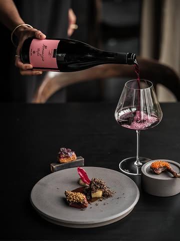 Baracija Refošk, 100 % Refosco. A biodynamic red with personality. And yes… dangerously drinkable. 🫦 Fresh acidity, elegant structure, a slightly wild edge.  📍Istria, Croatia

@winesoutofthebox