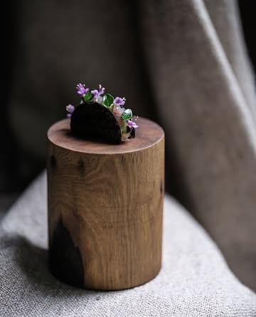 Ceci n’est pas un sandwich. 💜
⁠
Sandwich of crispy nori, filled with mackerel finished with basil flowers. 
⁠
#commotie