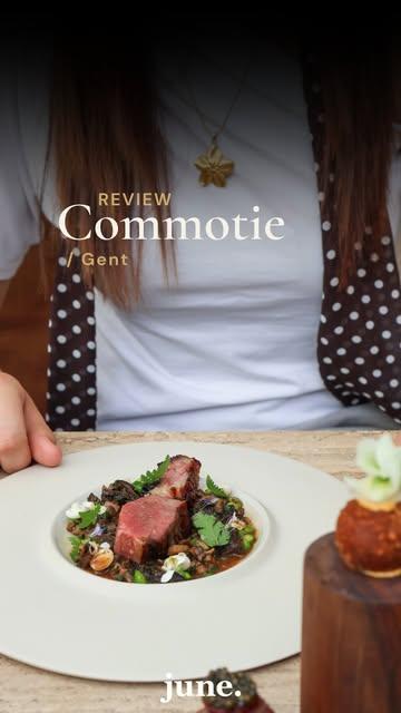 📍Commotie, Gent

🌳 De nog jonge chef @thomasgellynck bouwde in de rand van Gent met levensgezellin @laradevlieger een klein huiskamerparadijs waar gasten ongedwongen lijken binnen te lopen voor een hap en een glas op het terras. We komen op een van die eerste echte zomerse dagen, en dan schenkt zo’n plek, in de lommer van grote stadstuinbomen, een onbegrensd en kommervrij vakantiegevoel.

🔥 Commotie is een zeer goed fine dining restaurant, met een kleine Gentse hoek af. De keuken is - ook letterlijk - gebouwd rond het open vuur, de producten zijn van uitzonderlijke kwaliteit en blijven ondanks rijping en fermentatie altijd herkenbaar.

🍷 Gellynck schuwt nochtans nooit de provocatie: tartaar van lamshart zet de filosofie kracht bij dat elk stuk van een dier geschikt is om gegeten te worden. Met sommelier @naomihsp beschikt Commotie ook over een sommelier die haar pappenheimers kent. Trompette ’24 van Les Chais Du Port De La Lune is een even verrassende als overtuigende field blend met semillon uit Bordeaux. IJsgekoelde wodka van @dadachapel mag de ratte aardappel met kaviaar begeleiden.

💶 Een tasting menu kost 155 euro, op vrijdagmiddag is er een uitvoerige lunch voor 115 euro.

#commotie #gent #hotspot #finedining #stayjuned