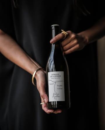 🍇 Domaine De La Borde - Julien Mareschal 🍇
⁠
The ‘Naturé Foudre à Canon 2021’ is Julien's 100 % savagnin cuvée. 
⁠
This wine reveals aromas of dried fruits, apple, and a subtle touch of controlled oxidation. On the palate, it’s vibrant, with palpable tension, saline notes, and a beautiful length. A natural wine that showcases the Jura terroir with freshness and elegance. ⁠
⁠
A true gem, confident and refined.