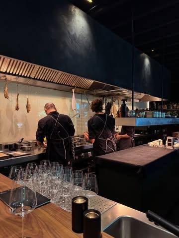 Net voor de hittegolf…een bezoekje aan één van de moeilijkst te boeken culinaire hotspots van regio Gent.. @commotie_ 

Wat een prachtige, rustgevende plek is dit zeg. Het strak ingerichte restaurant is gebouwd rond een ruime open keuken, geplaatst in het voormalige binnenzwembad van deze villa aan de rand van de stad. 

Chef @thomasgellynck brengt een pure, kunstige keuken op basis van kwalitatieve seizoensgebonden ingrediënten. Een zeer smaakvolle ervaring, perfect aangevuld met de uitstekende vloeibare suggesties van sommelière Naomi…

Hier kom ik zeker terug…als ik een plaatje weet te bemachtigen…want adresjes zoals deze zijn erg in trek…en terecht!

#gent #finedining #belgiangastronomy #foodielife