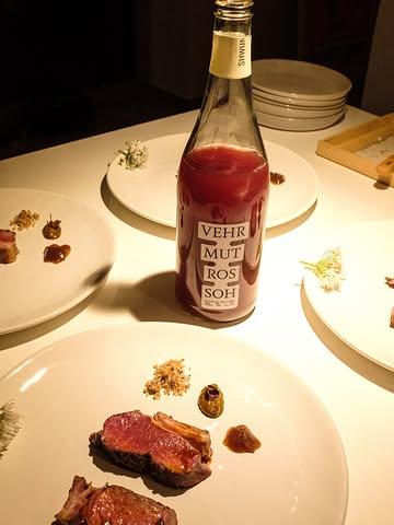 🟥🌫️

Jersey x Agnelle 
Pairing by @mizu.sake.liege 

[vehr-mut ros-soh]
@shwungdrinks 

Merci @boulettesmagazine 🖤

#liege #contemporaryfood #modernfood #bx #levifweekend