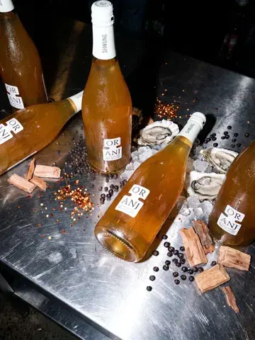Woody & spiced, with a crisp edge.

Pairs effortlessly with light fish and Asian cuisine.

0.0% alcohol.
Full flavour.