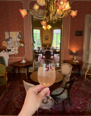 Mijn mama kwam met een hoop rabarber uit de tuin af. 
Et voila! Onze huisgemaakte rabarber spritz! 
Met spuhmantay (alcoholvrij) of met cava. 👌🏻