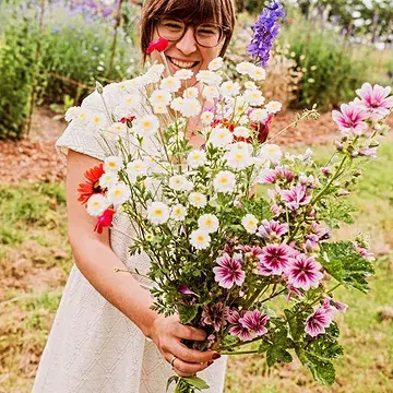Lieve vrouwen,

Ik mag jullie opnieuw uitnodigen. Voor een zomerse dag, vol verbinding en vrouw zijn, vol vrouwelijke energie, vol kleur tussen de bloemen, vol voedend lekkers. Gewoon 'vol', heel, harmonieus, warm.

🌸🏵🌺

Zaterdag 29/8 - 10u tot 16u in Diest bij @_stuif_ 
Dagprogramma inclusief hapjes, tapjes en lunch

🌸🏵🌺

Voel je het?
Roept het je?
Twijfel je?

Meer info via de link in bio, of heel graag via een 1-1 berichtje hier of in de whats app.

Inschrijven kan eveneens via link in bio.
Beperkte plaatsen om echte gedragenheid te creëren.

Mijn hart wordt er nu al warm van! ❤️

Ik zie jullie heel graag daar!
Alle liefs 😘

Dankje om me te ontvangen @_stuif_ 💛
Dankje voor de 📸 @lumierephotography 💛

#vrouwen #retreat #zomer #voelen #openhart