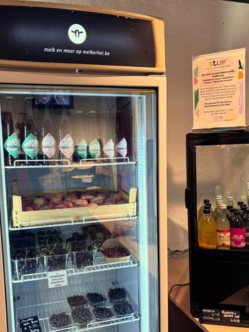 Nieuwe samenwerking! 🥳

Vanaf nu vind je Stuif Kombucha ook bij @chezmemehoevewinkel in Neerlinter.

Ik ben superblij dat Stuif hier een plekje heeft gekregen! Het is een winkel waar liefde voor lokale en ambachtelijke producten centraal staat. Een toffe match met @_stuif_ 🤗

Chez Meme is een @kortomLeuven-winkel vol heerlijke korteketenproducten en eigen zuivelproducten van @melkerhei: kaas, yoghurt, verse rauwe melk, goei boter, rijstpap, …

Echt een aanrader om eens binnen te springen. Het voelt alsof je de living van de bomma binnenstapt. 💛