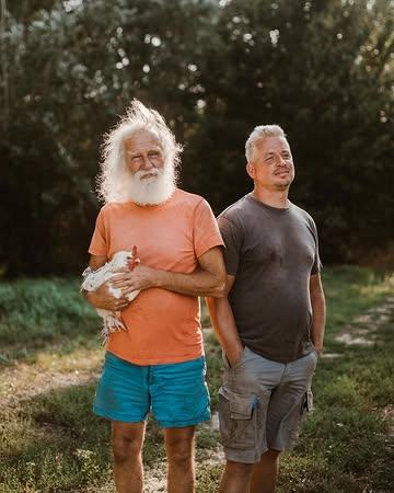 ‘Wij vieren de rijkdom van landbouw en natuur’ 

In 1985 startte Johan Plaetevoet De Blauwe Spie in Noordschote. De jaren voordien had hij zich verdiept in de bio-dynamische landbouw. 

Bio-dynamische landbouw is gebaseerd op liefde en respect voor het leven. Haar kernmerken zijn herstellende landbouw, levende bodem, biodiversiteit, voedselkwaliteit, levenskracht en dierenwelzijn. 
We zijn gepassioneerd door een grote verscheidenheid aan groenten, kruiden- en eetbare bloemen-rassen en hebben een hart voor smaak en gastronomie. 

#biodynamic #outdoors #naturelovers #nature #food #korteketen #lifestyle #biodynamicfarming #biodynamicfarm