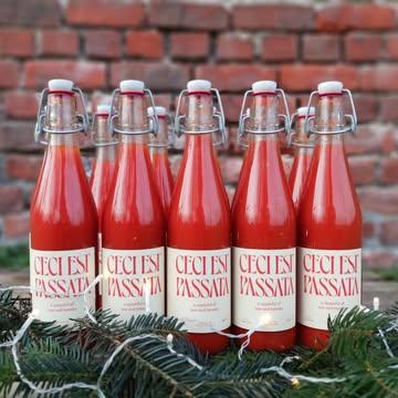 Onze passata is terug — en hoe! 🍅✨
Nu in een nieuw jasje, in samenwerking met Ceci est Passata. Dezelfde heerlijke kwaliteit, maar in een frisse, stijlvolle verpakking!

🎄 Kerstpromotie tot en met 24/12/2025!
Bij aankoop vanaf 2 dozen geniet je van 40% korting.
Ipv €108 voor is het nu €64,80 voor 12 flessen !!

Deze prachtig verpakte passata is het ideale kerstcadeau: perfect als relatiegeschenk, een originele attentie voor personeel of een smaakvolle toevoeging aan eindejaarsmanden.

Geef dit jaar de smaak van kwaliteit cadeau! 🎁🍅

#passata #kerstcadeau #giftidea