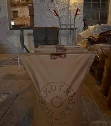 De IJzerkotmolen is Demeter-gecertificeerd en vermaalt graan van  @kollebloem en @de_blauwe_spie. Landbouw en verwerking gebeuren in harmonie met natuur en mens. Elke stap gebeurt met respect voor bodem, plant en omgeving. @demeter_vlaanderen @demeterinternational