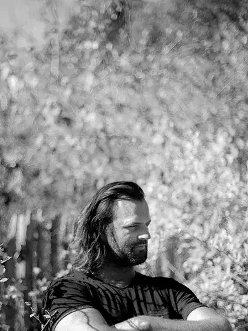 A quiet connection between @willemhiele and our farmers @de_blauwe_spie, @mondedesmillecouleurs

It begins in the soil. Vegetables are grown with patience, respect and attention — given the time to develop their full character. No rush. No shortcuts.

Willem works in the same way. In his restaurant, he seeks the original strength of ingredients — their depth, nuance and pure energy.

What connects them is more than flavour. It is a shared philosophy: silence, stillness, and allowing things to be exactly what they are.

From this vision comes the collaboration around ceci est passata, with Willem standing behind it as an ambassador — not out of strategy, but out of recognition. 

Win a dinner @restaurant_willemhiele : www.passata.be/product-page/willem-hiele-12-x-500-gr

📷: @equinoxlightphoto 
@eatmosphere_ @ceciestpassata