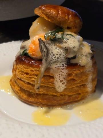 Onze laatste week voor de feestdagen met een bouchée crustacés gesmolten spinazie en chanterelle jaune, tarte bourdalou a partager en prachtige  chapons, pintades en poulardes enroulée.
Fijne feesten🎄
