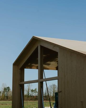 Le Domaine de Graux a entamé une rénovation ambitieuse afin que ses bâtiments reflètent pleinement sa mission agroécologique. Le secteur du bâtiment est aujourd’hui un important contributeur mondial d’émissions de gaz à effet de serre. Chaque choix dans un processus de construction ou de rénovation compte. Curieux·se de découvrir notre approche ? Retrouvez-la dans cet article (lien en bio), qui ouvre une série consacrée à la rénovation du Domaine, où nous partagerons nos réflexions, les solutions techniques adoptées, les contraintes rencontrées et les arbitrages réalisés pour construire de manière responsable et durable.