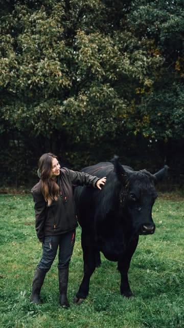 Élever en bio, c’est un engagement quotidien.
Rotations de cultures, pâturage tournant, respect de la biodiversité et des animaux… Astrid, notre éleveuse partage ses pratiques et les réalités d’un élevage engagé dans une agriculture biologique.
Une certification bio, au service du vivant.

#semainebio #semainebio2026 #Biowallonie #bioweek