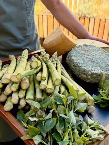 Nouveau menu dès aujourd’hui ! 🍽️✨

Comme toujours, nous mettons à l’honneur nos producteurs locaux.
Au menu : les asperges vertes de Florent Gailly, les vairons de Louette-Saint-Pierre, le fromage Œillet du Château (affiné dans les caves du château fort de Bouillon), le bœuf limousin de Simon Debry,…

Sans oublier nos cueillettes sauvages et les produits de notre propre potager. 🌿