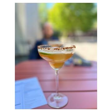MARGARITA BABY!🔥
Lekker cocktailtjes slurpen, genieten van het zonnetje op ons terras en nadien smullen van onze heerlijke gerechtjes om te delen? 
JAAAAAAAAA DAT KAN ALLEMAAL BIJ
DE JOCHIES 🫶🏼 
——
LUNCH: WO & ZA
DINER: WO T/M ZATERDAG 
📍LETTERKOUTER 6, 9620 ZOTTEGEM 

ZA 9/5: gesloten wegens privéfeest
WO 13/5, DO 14/5, VR 15/5 en ZA 16/5: GESLOTEN wegens @dunkfestival op de site. 
Wij gaan vlijtig koken op de postrock deuntjes voor de festivalgangers! ZIN IN!
LEEEEEEEEEET’S GO! 🤘🏼🤘🏼🤘🏼

#lunch #diner #cocktails #margarita #indevlaamseardennen