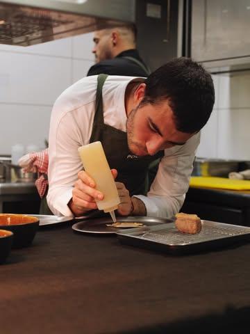 RICHARD

Demain marquera le dernier service de Richard Smit 😢
Richard a été, et restera, un élément clé de Pollen depuis sa création.

Véritable machine de guerre de très haut niveau, il a marqué l’équipe par son talent, son implication sans faille et son humour. Le cœur est lourd de le voir partir, mais nous sommes infiniment reconnaissants pour tout ce qu’il a apporté. Travailler à ses côtés a été une vraie chance.

Richi, tu vas énormément manquer à toute l’équipe. On te souhaite bon vent pour la suite de l’aventure, direction la France 🇫🇷

Reviens nous voir ❤️

Merci du fond du cœur,
L’équipe de Pollen, des Terres Val et toute la famille Jolly 🫰🏻