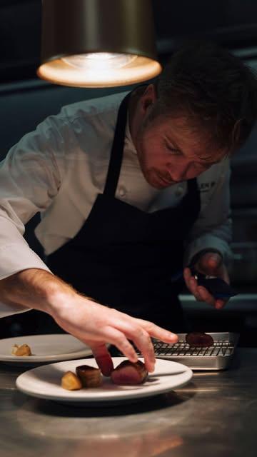 When the sea delicately meets the flame ❤️‍🔥

@caviarsturia @michelinguide @gaultmillaubelgium