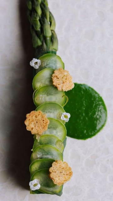 Asparagus season 💚

 @michelinguide @stephanelonglune @francois__durand @pollen.pollen.pollen