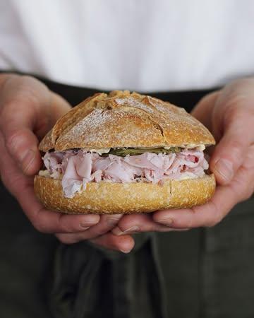 Si on vous manque trop, on a prévu un plan : Le François, dispo à la @boulangerie_terresduval 🍖