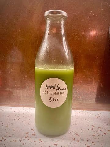 🌱Apple, arugula & kale in our non-alcoholic pairing 

#botanicaldrinks #nonalcoholicdrink #greenjuice #zeroproof