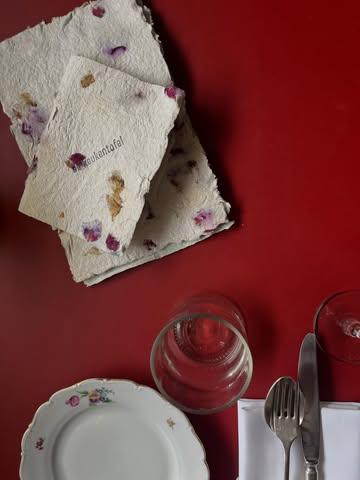 No waste 🌹

Jozefien schept papier van onze oude menukaarten. 

Zomerseizoen 2026 start op 7 mei! 
Bookings open now 🙌

@wynantsjozefien 
#nowaste