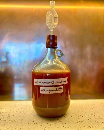 Appel / rabarber / Japanse duizendknoop 🍎🌸 

Vanaf 7 mei gaan we weer van start met onze pop-up, de hele zomer lang op de boerderij. Zin om te komen proeven?

#farmtotable #fermentatie #botanischedranken #popuprestaurant #oosterzele