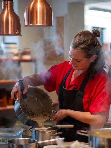 Cheffies in actie 🔥

Deze winter mochten we ook samenwerken met fijne mensen zoals @rembertnotte — een moment dat we graag nog eens delen 💛

Vanaf 7 mei zijn we terug met ons zomerseizoen 🌿
Zin om te komen proeven? 

📸 @maitejeronimo