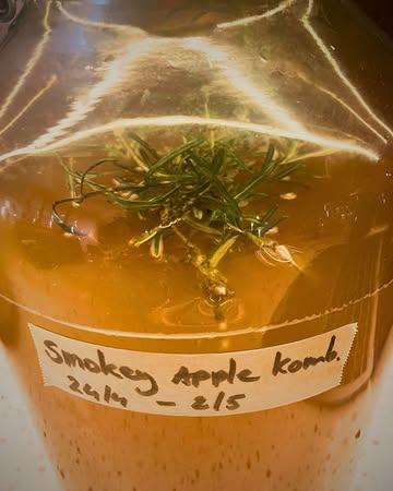 Smokey apple kombucha with burnt rosemary 🍎🌿