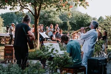 C’est parti! 🍓💃 

Onze tafels staan terug buiten! 
Vanaf nu dekken we bij goed weer altijd gezellig buiten de tafels. ☀️ 
Wil jij deze zomer genieten van een plekje in de zon? Reserveer dan nu snel je tafel!

Onze openingsuren:
Do - Vrij - Za: Diner
Zo: Lunch

Aanstaande zondag 31 mei hebben we nog enkele plaatsen vrij.

Tot snel?! 
Anna en Fien