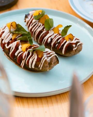 Move over spitburgers en boterhammen op de Vlasmarkt, de Boudin Special van chef @annawynants van @de_keukentafel is officieel het nieuwe culinaire hoogtepunt van de Gentse Feesten! 🙌

Super lekkere boudin van @monsieurboudin met uitjes, mayo en curryketchup. Afgewerkt met een gepekeld geel bietje en tuinkruiden. 

Zo zo lekker, en je kan hem nu helemaal zelf namaken, volg de link in bio voor het recept! 

✌️