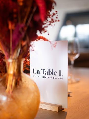 Une cuisine de saison.
Un lieu suspendu au sommet du @musee.l_ .
Notre menu de mai se découvre actuellement à table. 📸 @meggan.fouettmagic