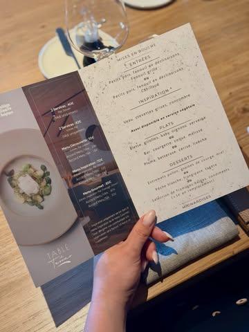 Une cuisine de saison.

Des récoltes quotidiennes.

Des herbes, des légumes, des produits choisis pour ce qu’ils sont aujourd’hui.

Notre nouveau menu est désormais à découvrir à La Table L.

Un lieu suspendu au sommet du @musee.l_