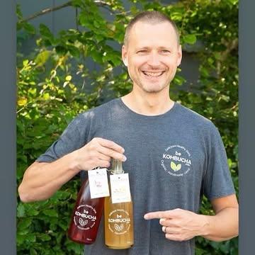 Si vous lisez ce texte, c’est que vous êtes fan de fermentation (en tout cas, on l’espère si vous traînez sur la page du Zymokot). Et qui de mieux pour illustrer cet art que BeKombucha ? Lancée en 2019 par Stéphane du côté de Gembloux (6 ans avant le Squeeze tout de même), cette brasserie artisanale a un objectif simple: dégager les sodas industriels trop sucrés. Ici on parle de vrai goût, de fraîcheur et d’une boisson pensée par des passionnés pour des passionnés.

Le secret de leur concoction ? Un processus 100 % vivant et non pasteurisé (pour les gammes BeKombucha Fresh, Flower Power et Sugar-Free). Contrairement aux versions industrielles parfois un peu plates, le BeKombucha déborde de probiotiques et d’enzymes qui viendront vous titiller le microbiote.

L’innovation est au cœur de leur cuve: entre la gamme Flower Power, infusée aux fleurs comestibles, et leurs Mocktails (Virgin Spritz, Ti Punch, ou même une Virgin IPA au houblon), il y a de quoi pimper vos apéros sans l’effet de l’alcool. Audacieux tout de même et surtout avec des versions « zéro sucre résiduel » pour les puristes.

Côté valeurs, BeKombucha joue la carte du circuit court wallon à fond: sucre de betterave local, ingrédients européens et bouteilles en verre de 75cl (3 points bonus pour celui qui devine d’où elles viennent). C’est local, c’est durable et c’est surtout délicieux. Bref, une fermentation maîtrisée qui respecte autant la planète que vos papilles. Nous vous donnons rendez-vous le 8 avril à la FOIREMENTATION pour venir découvrir tout ça!

Si vous voulez en apprendre plus voici un petit reportage très complet:
https://www.youtube.com/watch?v=aF_M6leESE8