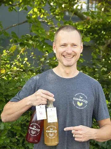 🧊 BeKombucha, la boisson saine et bio qui va vous rafraichir cet été

Nous avons été à la rencontre de Stéphane Evras, fondateur des boissons BeKombucha, sans alcool fermentées à base de kombucha et de thé vert.

Il propose actuellement différentes gammes avec une large variété de saveurs : 
🥳 Mocktails pour un apéro sain et festif ; 
🌱Botanicals spécialement conçue pour l'Horeca pour les soft pairing ; 
🍎 Fresh à base de jus de fruit ou infusion sans sucre ni arôme ajouté et fabriqué à la demande ; 
💚 Sugar free sans sucre résiduel. 

Le tout bien sûr en bio. 
Pour Stéphane, la certification bio a été un choix fondateur, en cohérence avec les valeurs de santé, de naturalité et de transparence portées par sa marque BeKombucha :
« Dès le départ, l’utilisation d’ingrédients certifiés bio était indispensable pour éviter les résidus de pesticides incompatibles avec l’esprit du kombucha. Ce choix protège également le SCOBY, une culture vivante sensible aux intrants chimiques, et favorise une fermentation optimale. Le bio permet aussi de préserver la pureté des saveurs et de mieux exprimer la qualité des ingrédients. Enfin, la certification renforce la crédibilité du positionnement « sain » du produit en garantissant le respect d’un cahier des charges rigoureux. »

👉 Rendez-vous sur notre site web pour lire le portrait complet via la story à la une "Portrait".