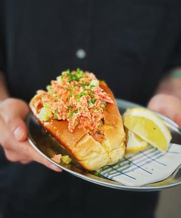 Lobsterroll 

Fresh lobster straight from Maine, USA 
Loaded into a soft toasted roll and made fresh in-store daily.

Light, fresh, and perfect for this warm weather 

Come try our new Lobster Roll today before they sell out!